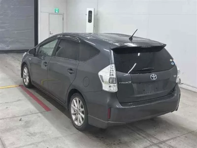 Toyota PRIUS ALPHA  с аукциона в Японии