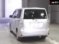 Toyota VOXY лот № 30182 оценка 4  с аукциона в Японии 1
