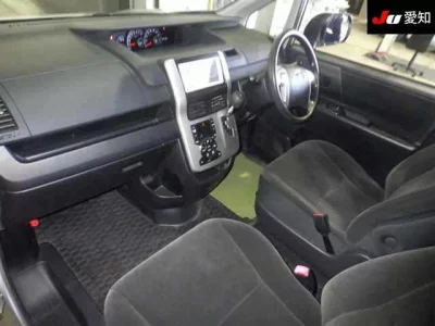 Toyota VOXY  с аукциона в Японии