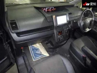 Toyota VOXY лот № 30462 оценка 3.5  с аукциона в Японии 2