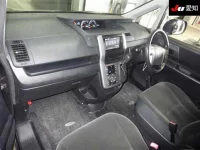 Toyota VOXY лот № 30064 оценка 3  с аукциона в Японии 2