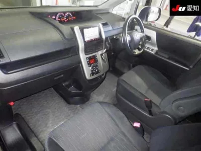 Toyota VOXY  с аукциона в Японии