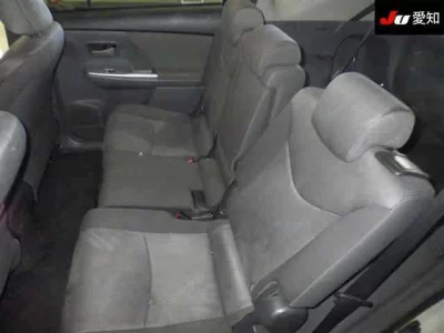 Toyota PRIUS ALPHA  с аукциона в Японии