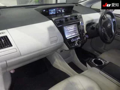 Toyota PRIUS ALPHA  с аукциона в Японии