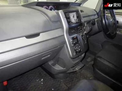 Toyota VOXY  с аукциона в Японии