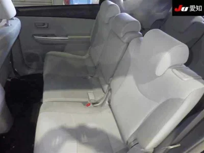 Toyota PRIUS ALPHA  с аукциона в Японии