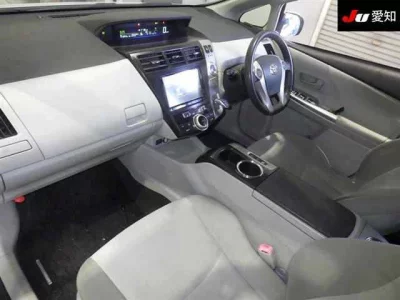 Toyota PRIUS ALPHA  с аукциона в Японии