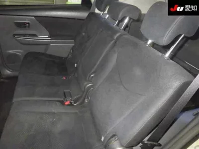 Toyota PRIUS ALPHA  с аукциона в Японии