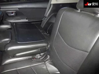 Toyota PRIUS ALPHA  с аукциона в Японии