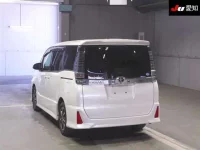 Toyota VOXY лот № 3062 оценка 4  с аукциона в Японии 1