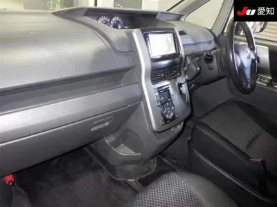 Toyota NOAH  с аукциона в Японии