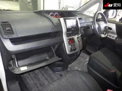 Toyota NOAH  с аукциона в Японии