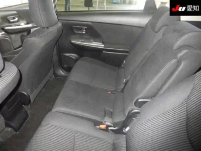 Toyota PRIUS ALPHA  с аукциона в Японии