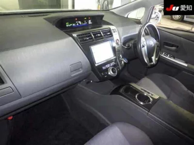 Toyota PRIUS ALPHA  с аукциона в Японии