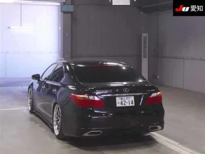 Lexus LS  с аукциона в Японии