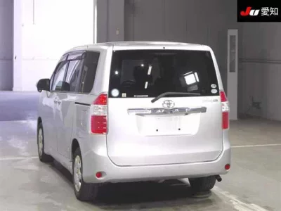 Toyota NOAH  с аукциона в Японии
