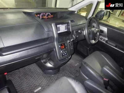 Toyota VOXY  с аукциона в Японии