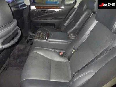 Lexus LS  с аукциона в Японии