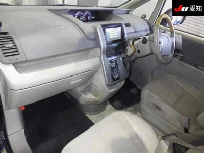 Toyota NOAH  с аукциона в Японии