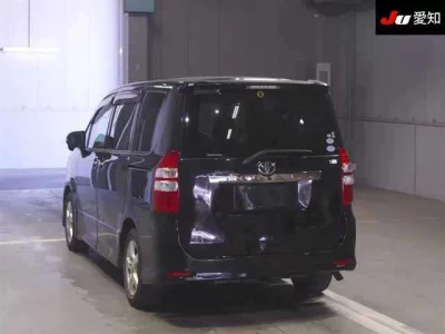 Toyota NOAH  с аукциона в Японии