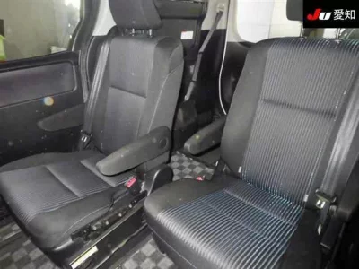 Toyota NOAH  с аукциона в Японии