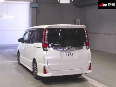 Toyota NOAH  с аукциона в Японии