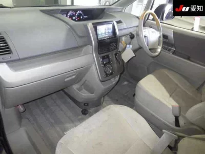 Toyota NOAH  с аукциона в Японии