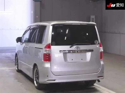 Toyota NOAH  с аукциона в Японии