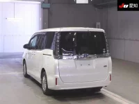 Toyota VOXY лот № 4269 оценка 4  с аукциона в Японии 1