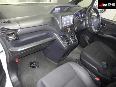 Toyota VOXY  с аукциона в Японии