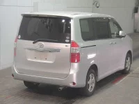 Toyota NOAH лот № 2070 оценка 3.5  с аукциона в Японии 3
