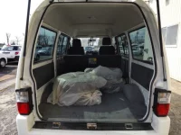 Mazda BONGO VAN лот № 12297 оценка 3.5  с аукциона в Японии 6