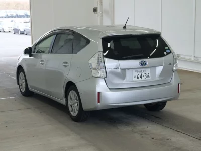 Toyota PRIUS ALPHA  с аукциона в Японии