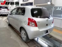 Toyota VITZ лот № 8049 оценка 3.5  с аукциона в Японии 1