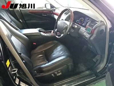 Lexus LS  с аукциона в Японии