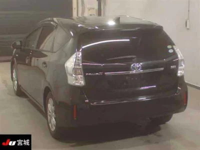 Toyota PRIUS ALPHA  с аукциона в Японии