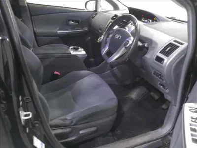 Toyota PRIUS ALPHA  с аукциона в Японии