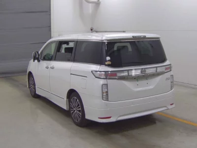 Nissan ELGRAND  с аукциона в Японии