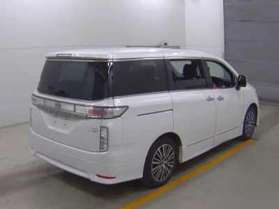 Nissan ELGRAND  с аукциона в Японии