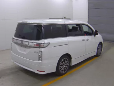 Nissan ELGRAND  с аукциона в Японии