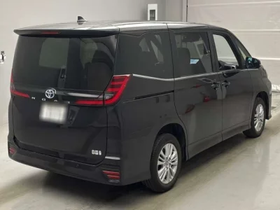 Toyota NOAH  с аукциона в Японии