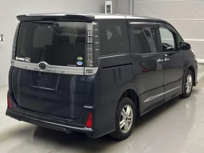 Toyota VOXY  с аукциона в Японии