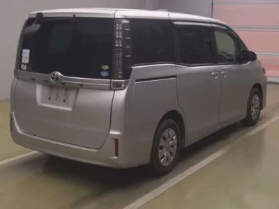 Toyota VOXY  с аукциона в Японии