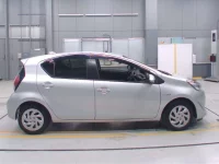 Toyota AQUA лот № 30085 оценка 3.5  с аукциона в Японии 2