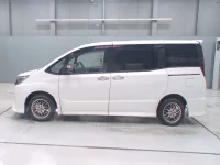 Toyota NOAH лот № 30001 оценка 3  с аукциона в Японии 3