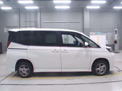 Toyota NOAH  с аукциона в Японии