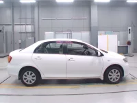 Toyota COROLLA AXIO лот № 70108 оценка R  с аукциона в Японии 2