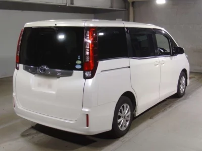 Toyota NOAH  с аукциона в Японии