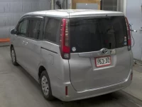 Toyota NOAH лот № 1334 оценка 3.5  с аукциона в Японии 1