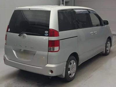 Toyota NOAH  с аукциона в Японии